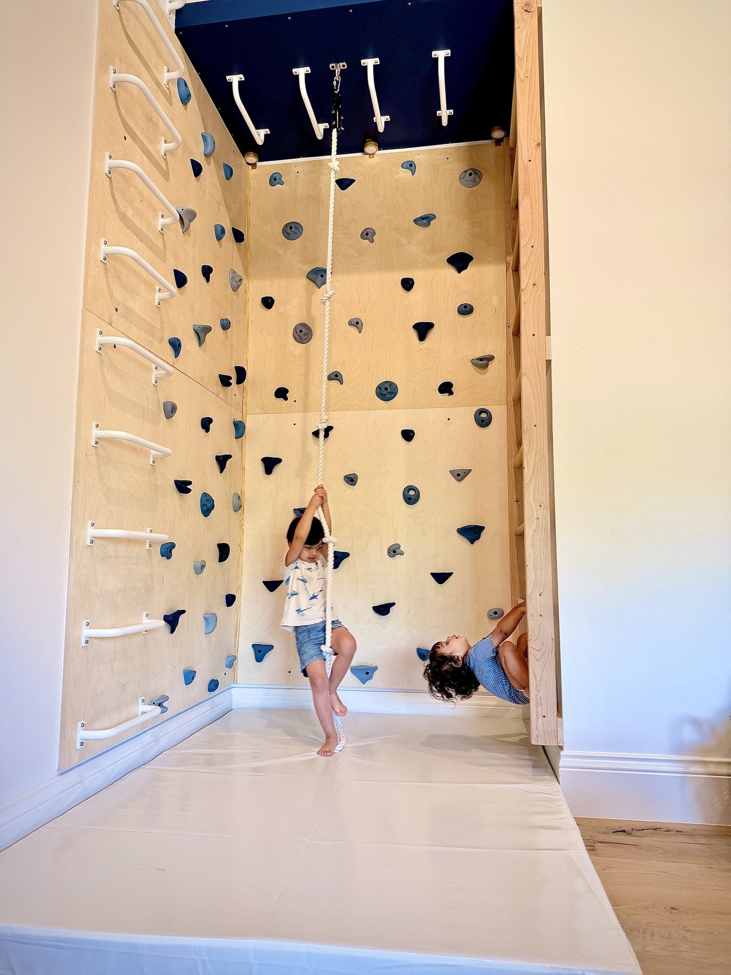 Children playing with the climbing rope in the nook