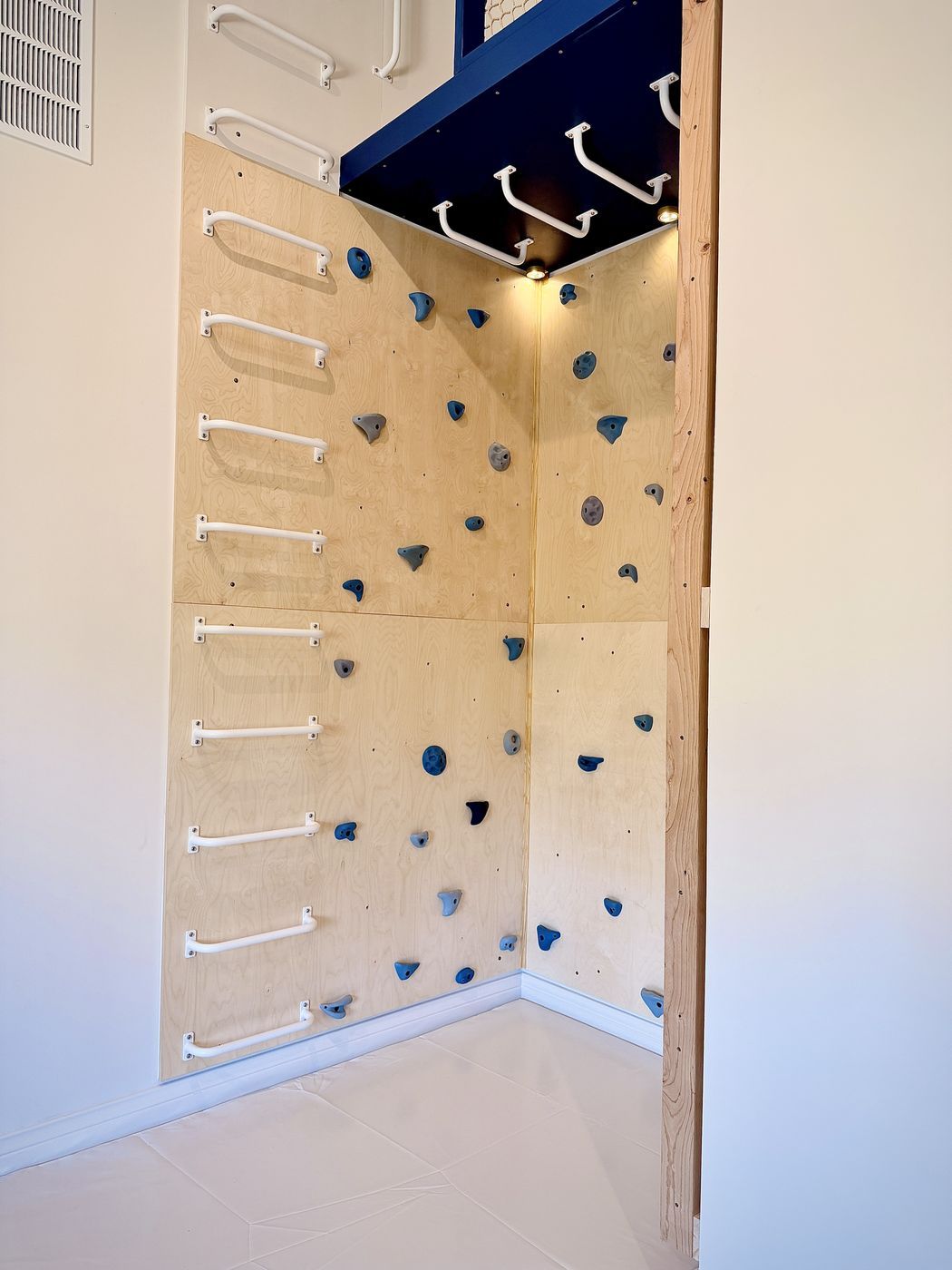 Corner climbing wall white rungs
