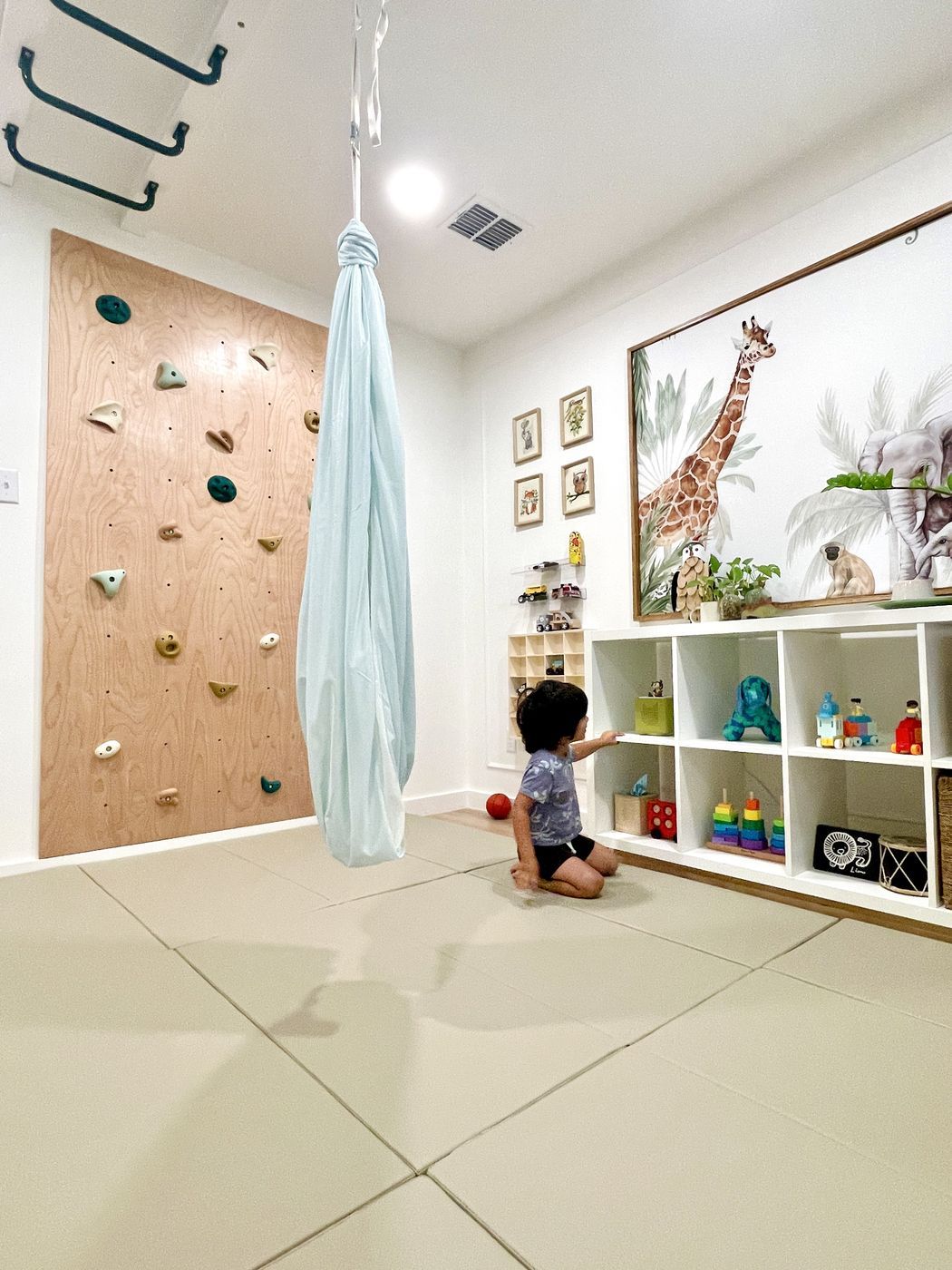 Fabric swing climbing wall toy storage
