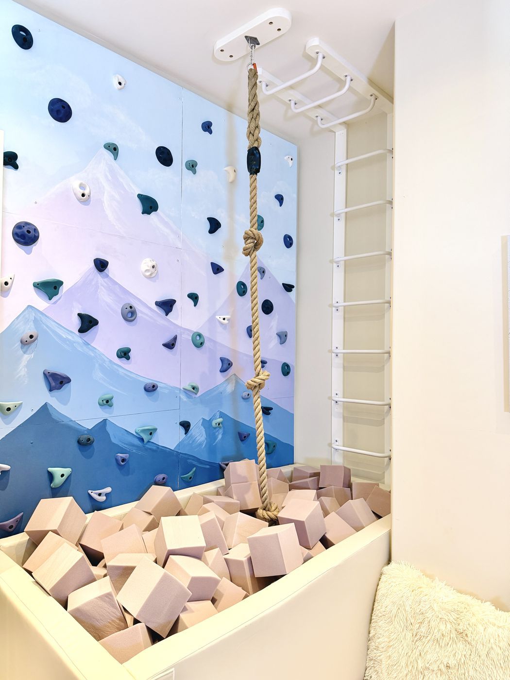 Indoor climbing nook foam pit