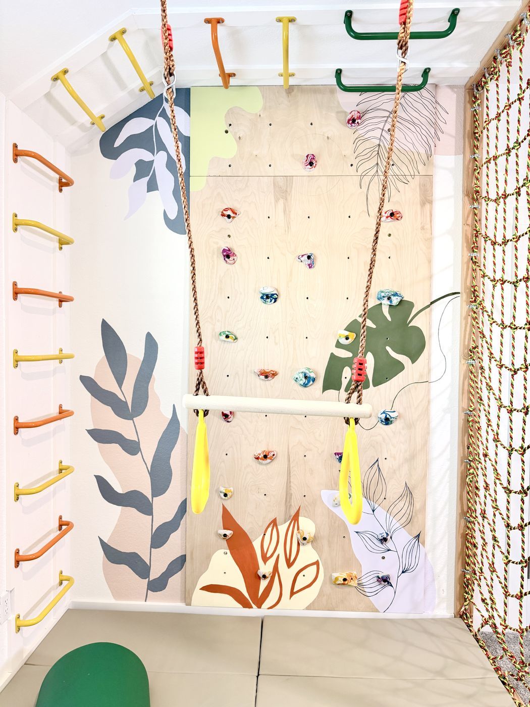 Movement nook trapeze monkey bars