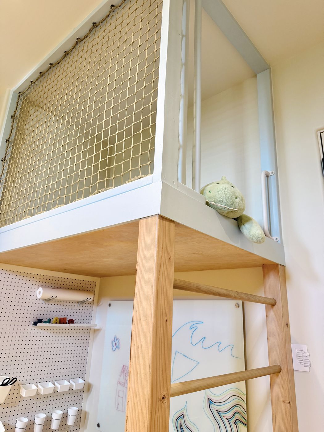 Netted play loft corner detail