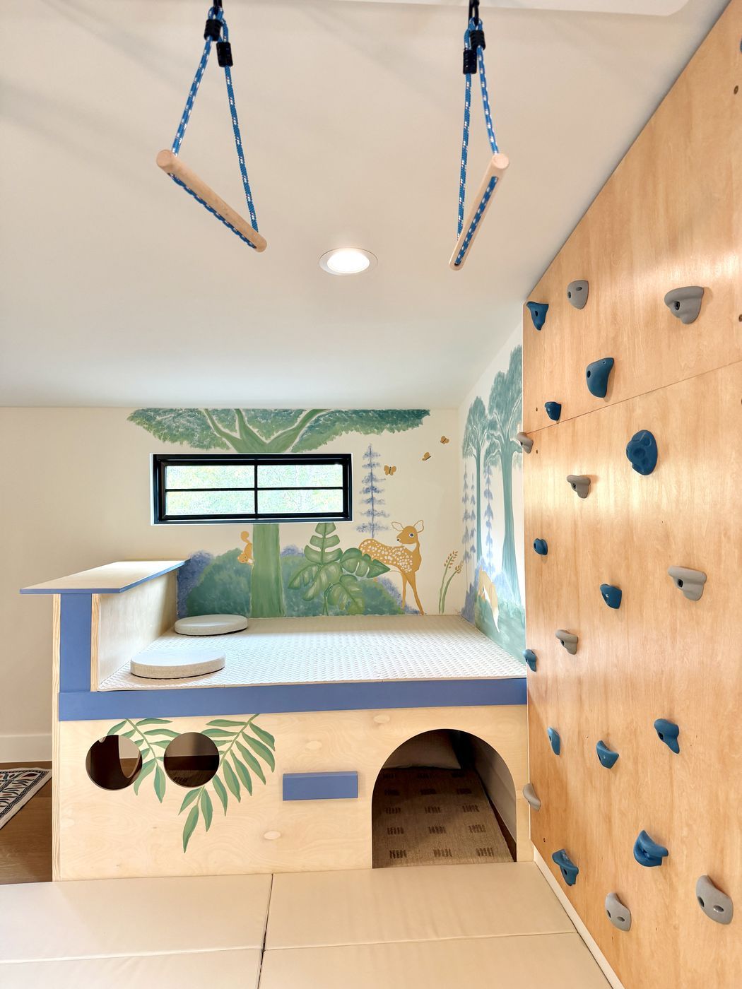 Play platform climbing wall trapeze