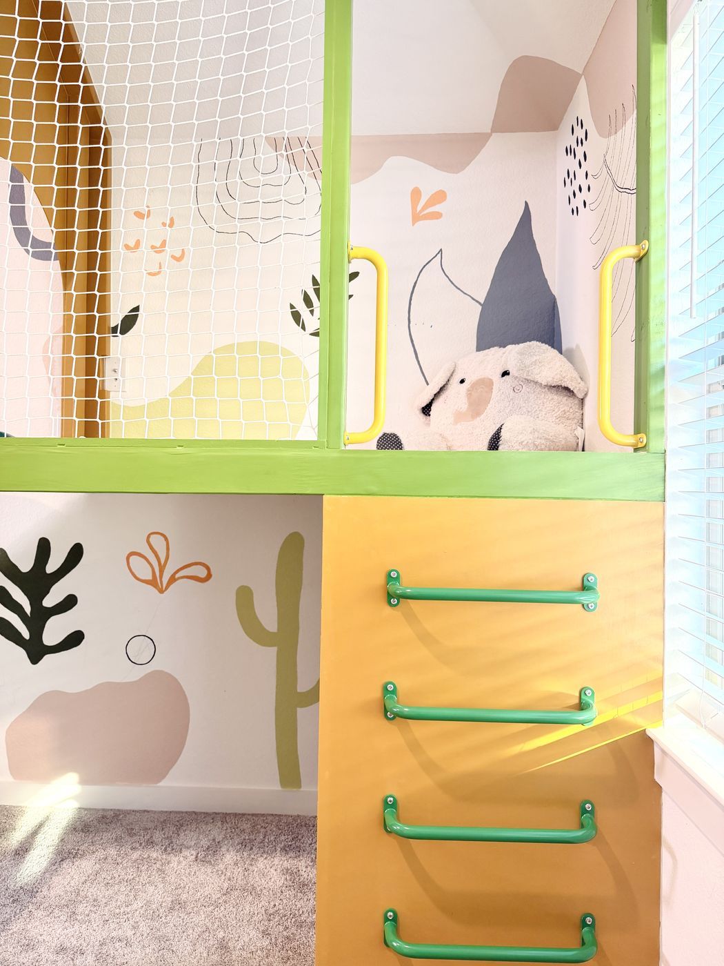 Play platform net and green rungs