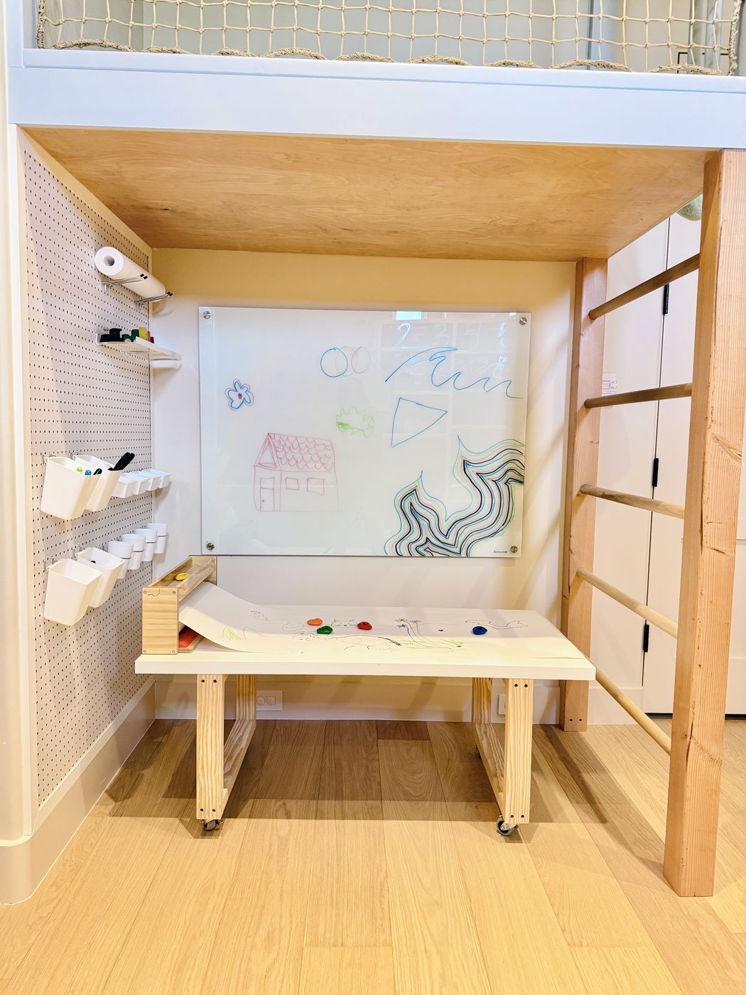 Under loft art station